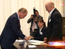 Владимир Путин во время голосования на выборах в Мосгордуму Владимир Путин во время голосования на выборах в Мосгордуму