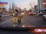 Водитель помогает пешеходу перейти дорогу Водитель помогает пешеходу перейти дорогу