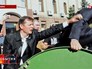 Олег Ляшко засовывает депутата в мусорный контейнер Олег Ляшко засовывает депутата в мусорный контейнер