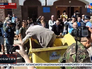 Радикалы бросили депутата в мусорный контейнер Радикалы бросили депутата в мусорный контейнер
