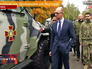 Арсений Яценюк осматривает новую военную технику Арсений Яценюк осматривает новую военную технику
