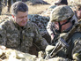 Президент Украины Петр Порошенко общается с солдатом на территории фортификационного укрепления Президент Украины Петр Порошенко общается с солдатом на территории фортификационного укрепления