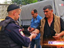 Полиция проверяет документы у мигрантов Полиция проверяет документы у мигрантов