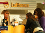 Стойка авиакомпании Lufthansa в аэропорту Германии Стойка авиакомпании Lufthansa в аэропорту Германии