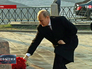 Владимир Путин возлагает цветы к памятнику Минину и Пожарскому Владимир Путин возлагает цветы к памятнику Минину и Пожарскому