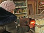 Женщина топит печь Женщина топит печь