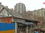 Деревенский дом рядом с многоэтажками на Украине Деревенский дом рядом с многоэтажками на Украине
