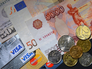 Банковские карты международных платежных систем VISA и MasterCard, купюры разных валют и монеты разного номинала Банковские карты международных платежных систем VISA и MasterCard, купюры разных валют и монеты разного номинала