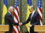 Вице-президент США Джо Байден и украинский премьер-министр Арсений Яценюк Вице-президент США Джо Байден и украинский премьер-министр Арсений Яценюк