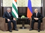 Президент России Владимир Путин и президент Абхазии Рауль Хаджимба во время встречи Президент России Владимир Путин и президент Абхазии Рауль Хаджимба во время встречи