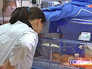 Новорожденный в кювезе Новорожденный в кювезе