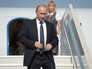 Президент России Владимир Путин спускается по трапу Президент России Владимир Путин спускается по трапу
