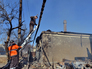 Сотрудники коммунальных служб чинят газовую трубу Сотрудники коммунальных служб чинят газовую трубу
