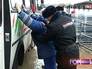 Полицейский проводит обыск задержанных мигрантов Полицейский проводит обыск задержанных мигрантов