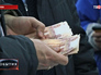 Рубли в руках Рубли в руках