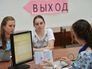 Абитуриентки на собеседовании с сотрудником приемной комиссии в вуз Абитуриентки на собеседовании с сотрудником приемной комиссии в вуз