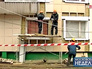 Рабочие делают капремонт в доме Рабочие делают капремонт в доме