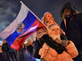 Семья наблюдает за праздничным салютом в честь присоединения Крыма к России Семья наблюдает за праздничным салютом в честь присоединения Крыма к России