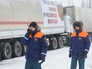 Сотрудники МЧС России у грузовых автомобилей с российской гуманитарной помощью Сотрудники МЧС России у грузовых автомобилей с российской гуманитарной помощью