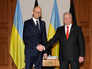 Премьер-министр Украины Арсений Яценюк и президент Германии Йоахим Гаук Премьер-министр Украины Арсений Яценюк и президент Германии Йоахим Гаук