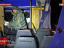 Украинские силовики возле расстрелянного автобуса в Донецкой области Украинские силовики возле расстрелянного автобуса в Донецкой области
