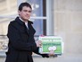 Премьер Франции Мануэль Вальс с новым номером журнала Charlie Hebdo Премьер Франции Мануэль Вальс с новым номером журнала Charlie Hebdo