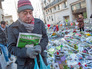 Житель Парижа на месте терракта с номером еженедельника Charlie Hebdo Житель Парижа на месте терракта с номером еженедельника Charlie Hebdo