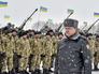 Президент Украины Петр Порошенко проходит перед строем солдат Президент Украины Петр Порошенко проходит перед строем солдат