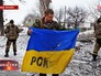 Александр Захарченко держит трофейный украинский флаг Александр Захарченко держит трофейный украинский флаг