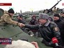 Президент Украины Пётр Порошенко здоровывается с военными Президент Украины Пётр Порошенко здоровывается с военными