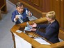 Олег Ляшко бросает денежные знаки в председателя Нацбанка Украины Валерию Гонтареву Олег Ляшко бросает денежные знаки в председателя Нацбанка Украины Валерию Гонтареву