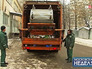 Мусоровоз вывозит отходы Мусоровоз вывозит отходы