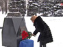 Валентина Матвиенко возлагает цветы у Мемориальной синагоги на Поклонной горе Валентина Матвиенко возлагает цветы у Мемориальной синагоги на Поклонной горе