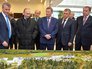 Президент России Владимир Путин осматривает макет бизнес-школы Президент России Владимир Путин осматривает макет бизнес-школы