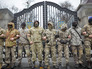 Бойцы батальона "Айдар" у здания Минобороны Украины Бойцы батальона "Айдар" у здания Минобороны Украины