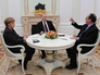 Президент России Владимир Путин, федеральный канцлер Германии Ангела Меркель и президент Франции Франсуа Олланд во время встречи в Кремле. Президент России Владимир Путин, федеральный канцлер Германии Ангела Меркель и президент Франции Франсуа Олланд во время встречи в Кремле.