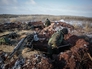 Ополченцы копают окопы на боевых позициях Ополченцы копают окопы на боевых позициях