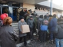 Жители Донбасса получают гуманитарную помощь Жители Донбасса получают гуманитарную помощь