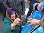 Жители Донбасса получают гуманитарную помощь Жители Донбасса получают гуманитарную помощь