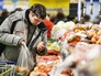 Посетители в супермаркете Посетители в супермаркете