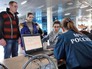 Сотрудники МЧС России и украинские беженцы Сотрудники МЧС России и украинские беженцы