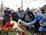 Люди несут цветы к месту убийства политика Бориса Немцова Люди несут цветы к месту убийства политика Бориса Немцова