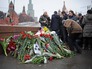 Люди несут цветы к месту убийства политика Бориса Немцова Люди несут цветы к месту убийства политика Бориса Немцова