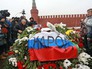 Люди несут цветы к месту убийства политика Бориса Немцова Люди несут цветы к месту убийства политика Бориса Немцова