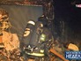 Пожарные тушат возгорание Пожарные тушат возгорание
