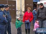 Пожарные МЧС и спасенная семья Пожарные МЧС и спасенная семья