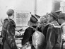 Моряки рассматривают объявление немецких властей, запрещающее населению ходить по Новороссийску Моряки рассматривают объявление немецких властей, запрещающее населению ходить по Новороссийску