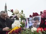 Люди несут цветы к месту убийства политика Бориса Немцова Люди несут цветы к месту убийства политика Бориса Немцова
