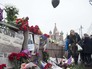 Люди несут цветы к месту убийства политика Бориса Немцова Люди несут цветы к месту убийства политика Бориса Немцова