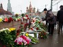 Люди несут цветы к месту убийства политика Бориса Немцова Люди несут цветы к месту убийства политика Бориса Немцова